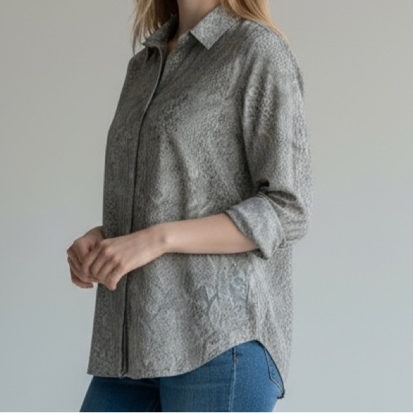 Chico's Size 2.5 - Large 12/14 - Python Fitted Shirt Blouse - LIGHT GRAY - B14 - Picture 2 of 12